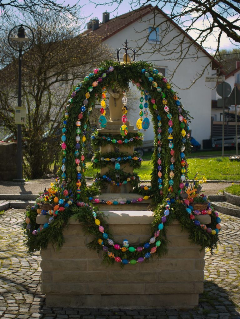 Mehr über den Artikel erfahren Osterbrunnen und Ostereiersuche 2024